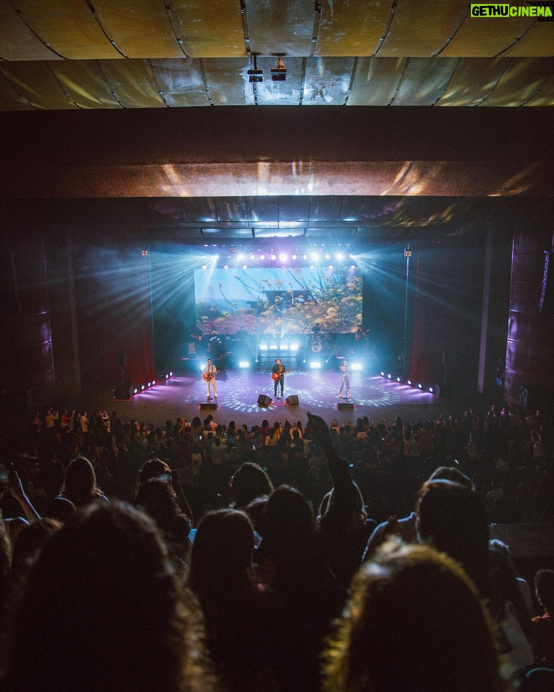 Diogo Melim Instagram - meu primeiro 'solo' de batera num show, estreando a nossa turnê nova. Beagá vcs foram mt especiais em todos os momentos, do palco ao camarim, presentes e afagos. voltaremos em breve e agora partiu rodar o Brasil sil sil #TurnêQuintal