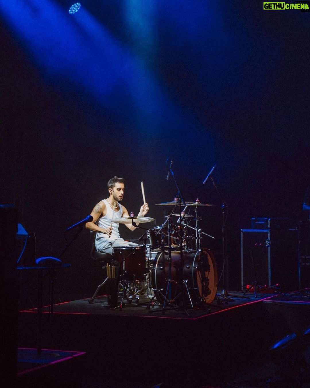 Diogo Melim Instagram - meu primeiro 'solo' de batera num show, estreando a nossa turnê nova. Beagá vcs foram mt especiais em todos os momentos, do palco ao camarim, presentes e afagos. voltaremos em breve e agora partiu rodar o Brasil sil sil #TurnêQuintal
