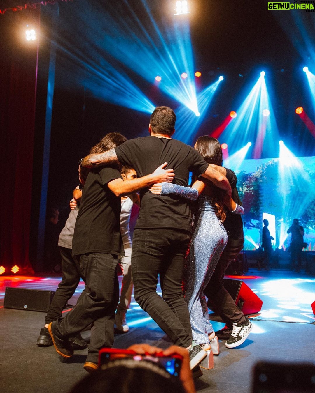 Diogo Melim Instagram - meu primeiro 'solo' de batera num show, estreando a nossa turnê nova. Beagá vcs foram mt especiais em todos os momentos, do palco ao camarim, presentes e afagos. voltaremos em breve e agora partiu rodar o Brasil sil sil #TurnêQuintal