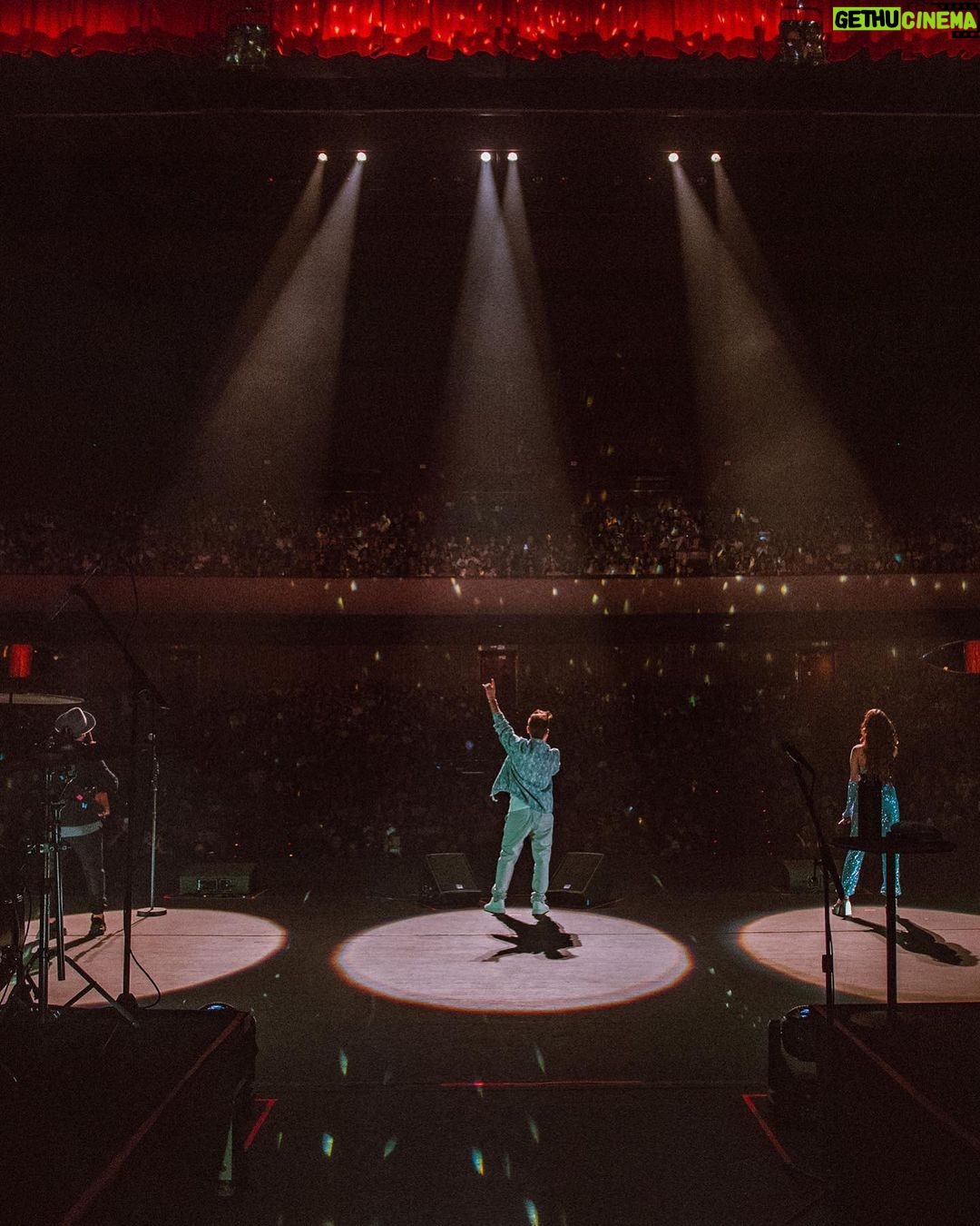 Diogo Melim Instagram - meu primeiro 'solo' de batera num show, estreando a nossa turnê nova. Beagá vcs foram mt especiais em todos os momentos, do palco ao camarim, presentes e afagos. voltaremos em breve e agora partiu rodar o Brasil sil sil #TurnêQuintal
