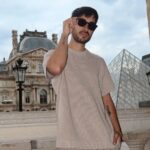 Diogo Melim Instagram - a monalisa não é fotogênica, achei bem mais bonita pessoalmente juro. adeus paris snif, oi itália e logo tamo chegando pra cantar com vocês portugal 🇫🇷🇮🇹🇵🇹 27.07 - Lisboa, PT | Coliseu 28.07 - Lousada, PT | Festas Grandes de Lousada 29.07 - Vilamoura/Algarve, PT | Bliss Museu Do Louvre
