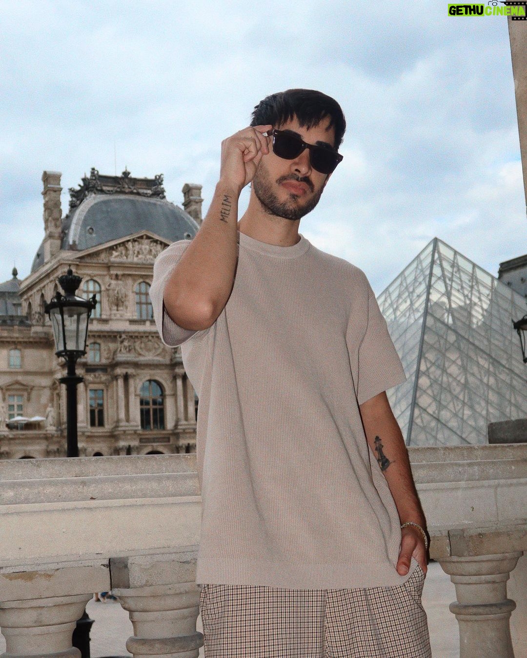 Diogo Melim Instagram - a monalisa não é fotogênica, achei bem mais bonita pessoalmente juro. adeus paris snif, oi itália e logo tamo chegando pra cantar com vocês portugal 🇫🇷🇮🇹🇵🇹 27.07 - Lisboa, PT | Coliseu 28.07 - Lousada, PT | Festas Grandes de Lousada 29.07 - Vilamoura/Algarve, PT | Bliss Museu Do Louvre