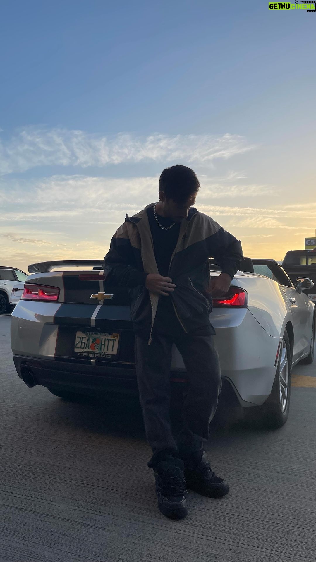 Diogo Melim Instagram - de naveee 🛸 @maloarentalcar galerinha q tiver aqui por Orlando tem que conhecer a frota incrível que eles tem, carros maiores SUV pra viagens com muitas malas e também opções esportivas tipo esse Camaro pra curtir o rolê aqui nos estados unidos 🇺🇸
