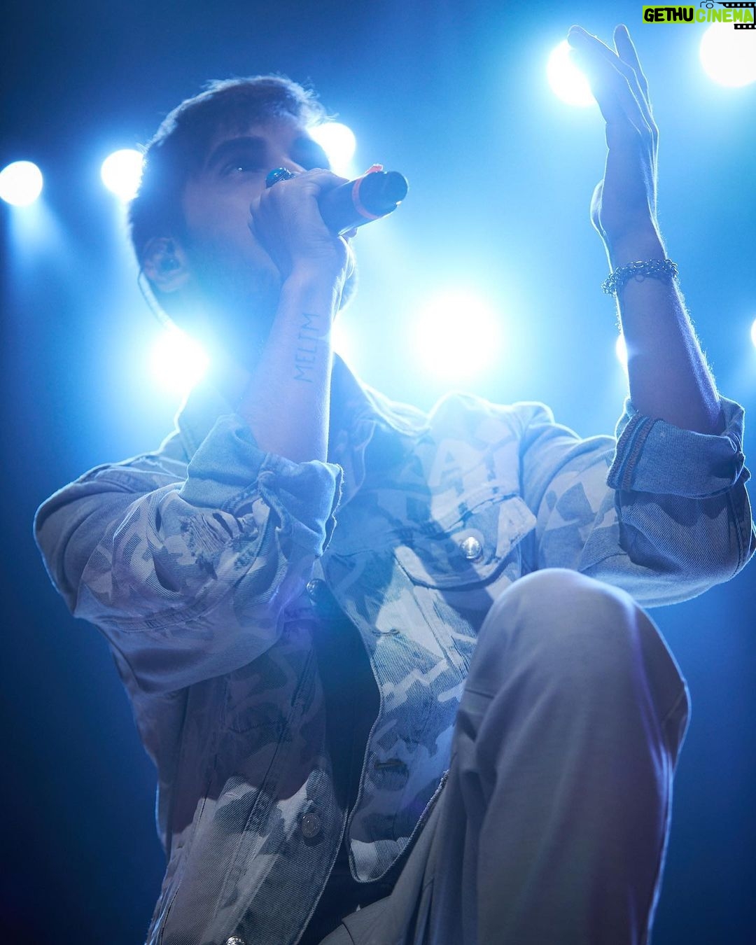 Diogo Melim Instagram - finalzin de tardeee… vibe que nunca decepciona é a dessa rapaziada linda de Goiânia, vcs quebraram tudo mais uma vez. esse fds tem show em Novo Hamburgo, Porto Alegre e SP, vamo? valeu é noix tmj bjoww #TurneQuintal 🌳🚪
