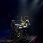 Diogo Melim Instagram - meu primeiro 'solo' de batera num show, estreando a nossa turnê nova. Beagá vcs foram mt especiais em todos os momentos, do palco ao camarim, presentes e afagos. voltaremos em breve e agora partiu rodar o Brasil sil sil #TurnêQuintal