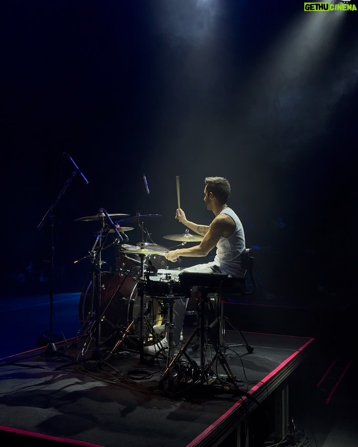 Diogo Melim Instagram - meu primeiro 'solo' de batera num show, estreando a nossa turnê nova. Beagá vcs foram mt especiais em todos os momentos, do palco ao camarim, presentes e afagos. voltaremos em breve e agora partiu rodar o Brasil sil sil #TurnêQuintal