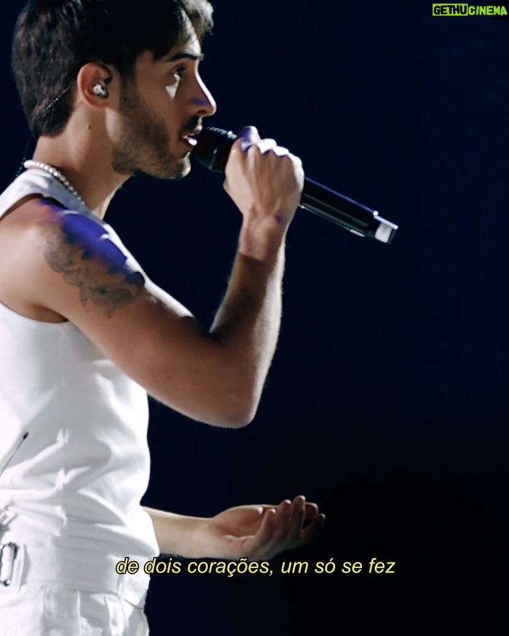 Diogo Melim Instagram - me emociona demais assistir os nossos maiores hits ao vivaço com vocês. só consigo pensar na palavra orgulho. da gente, do fandom, da equipe maravilhosa e profissionais que trabalharam muito pra que o DVD acontecesse e aconteceu. é um sonho sonhado junto registrado pelas lentes do queridíssimo catatau, orquestrado pelo meu irmao rod e o gigante castilhol. um resumo da história musical do melim, que agora é uma linda parte dela. espero que com “Melhor de Três” se sintam de algum modo abraçadas, felizes, nostálgicos. que venham novos começos, novas canções e momentos pra lá de especiais. do fundo do meu coração obrigado e to com vocês ta? minha sincera gratidao @umusicbrasil , sócios, músicos, técnicos, roadies, marketing, produtores, @vibrasaopaulo e equipe, cameras, rádios, portais, parceiros, melindos, fan bases, família, meu amor @nandacaroll e queridos amigos