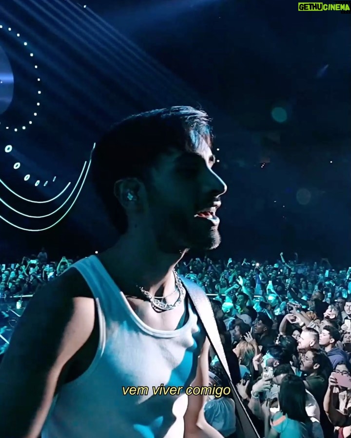 Diogo Melim Instagram - me emociona demais assistir os nossos maiores hits ao vivaço com vocês. só consigo pensar na palavra orgulho. da gente, do fandom, da equipe maravilhosa e profissionais que trabalharam muito pra que o DVD acontecesse e aconteceu. é um sonho sonhado junto registrado pelas lentes do queridíssimo catatau, orquestrado pelo meu irmao rod e o gigante castilhol. um resumo da história musical do melim, que agora é uma linda parte dela. espero que com “Melhor de Três” se sintam de algum modo abraçadas, felizes, nostálgicos. que venham novos começos, novas canções e momentos pra lá de especiais. do fundo do meu coração obrigado e to com vocês ta? minha sincera gratidao @umusicbrasil , sócios, músicos, técnicos, roadies, marketing, produtores, @vibrasaopaulo e equipe, cameras, rádios, portais, parceiros, melindos, fan bases, família, meu amor @nandacaroll e queridos amigos