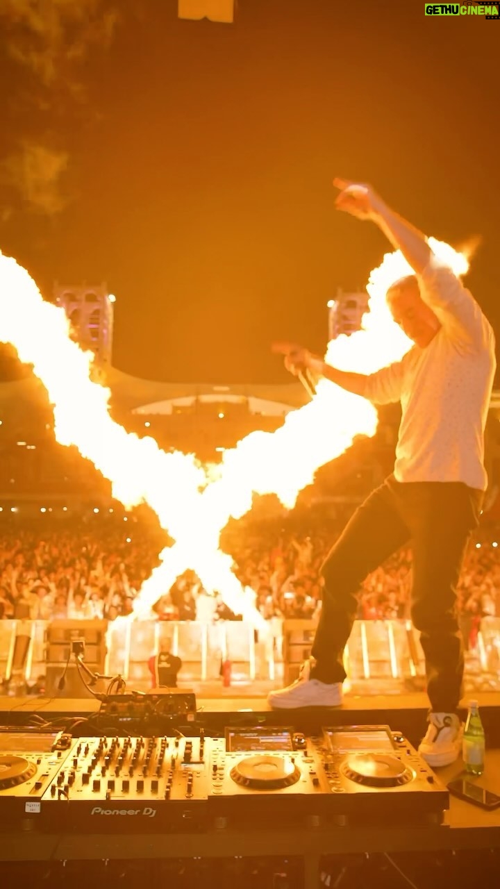 Diplo Instagram - Anyone see the kid get thrown in the air? Just me, okay