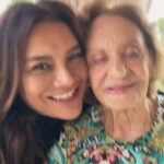 Dira Paes Instagram - Fico tão feliz em poder celebrar a vida e obra dessa mulher gigante. Laura Cardoso foi minha primeira mãe na ficção. Quando a vi pela primeira vez no teatro, eu me arrepiei dos pés ao cucuruto da cabeça. Eu nunca tinha sentido isso, foi uma catarse. Hoje ela é minha musa, amiga que eu aperto, eu cheiro e damos muita gargalhada juntas. O @globoplay acabou de lançar “Tributo - Laura Cardoso” no catálogo e tive a honra de visitá-la para um papo cheio de histórias que estão no projeto. Viva, @atrizlauracardoso e toda sua arte. Tem link nos stories pra quem quiser assistir.