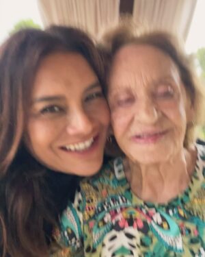 Dira Paes Instagram - Fico tão feliz em poder celebrar a vida e obra dessa mulher gigante. Laura Cardoso foi minha primeira mãe na ficção. Quando a vi pela primeira vez no teatro, eu me arrepiei dos pés ao cucuruto da cabeça. Eu nunca tinha sentido isso, foi uma catarse. Hoje ela é minha musa, amiga que eu aperto, eu cheiro e damos muita gargalhada juntas. O @globoplay acabou de lançar “Tributo - Laura Cardoso” no catálogo e tive a honra de visitá-la para um papo cheio de histórias que estão no projeto. Viva, @atrizlauracardoso e toda sua arte. Tem link nos stories pra quem quiser assistir.