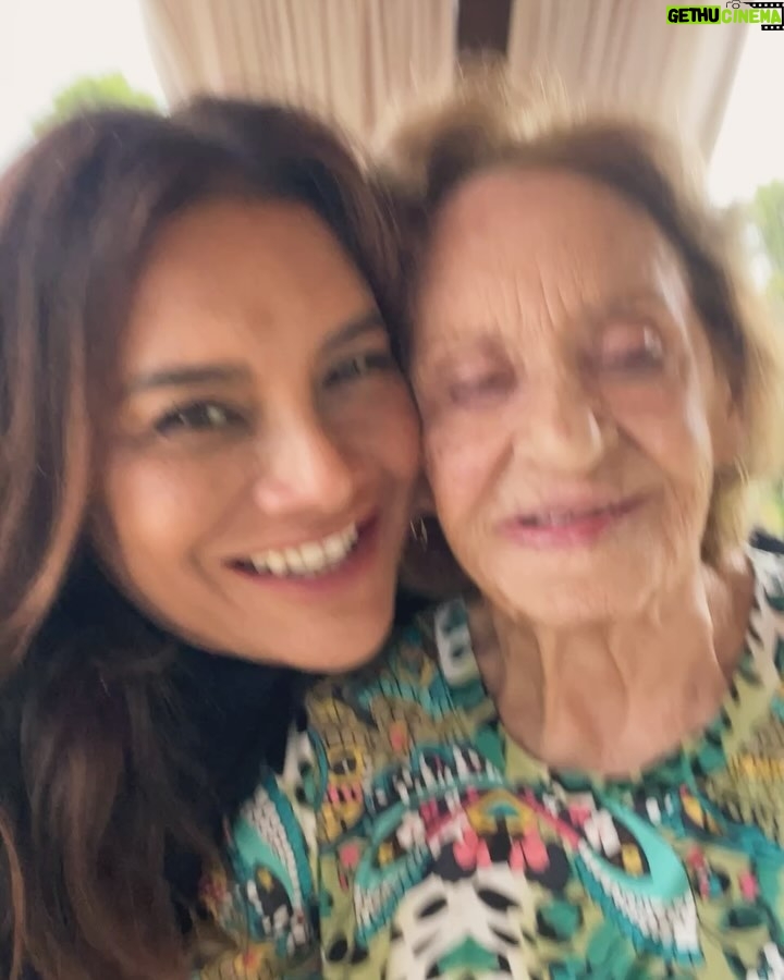 Dira Paes - 163.5K Likes - Fico tão feliz em poder celebrar a vida e obra dessa mulher gigante. Laura Cardoso foi minha primeira mãe na ficção. Quando a vi pela primeira vez no teatro, eu me arrepiei dos pés ao cucuruto da cabeça. Eu nunca tinha sentido isso, foi uma catarse. Hoje ela é minha musa, amiga que eu aperto, eu cheiro e damos muita gargalhada juntas. O @globoplay acabou de lançar “Tributo - Laura Cardoso” no catálogo e tive a honra de visitá-la para um papo cheio de histórias que estão no projeto. Viva, @atrizlauracardoso e toda sua arte. Tem link nos stories pra quem quiser assistir.