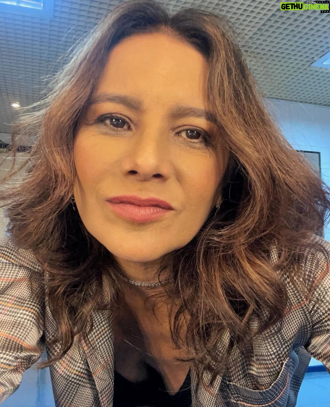 Dira Paes Instagram - Estreando o cabelo novo num programa da @tvglobo e me divertindo muito. Alguém tem um palpite de onde fui?! 😅🤎