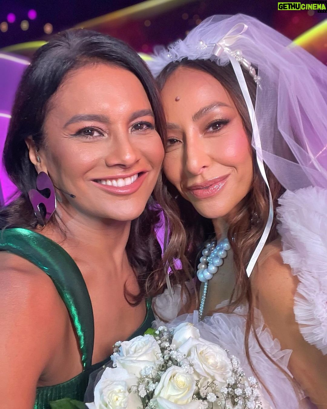 Dira Paes Instagram - Que alegria passar o domingo ao lado de gente tão incrível, me divertindo e ouvindo boa música. Obrigada pelo convite, @ivetesangalo. O @maskedsingerbr de hoje celebrando o cinema foi demais. Quem aqui curtiu também?! 🫶🏾❤️