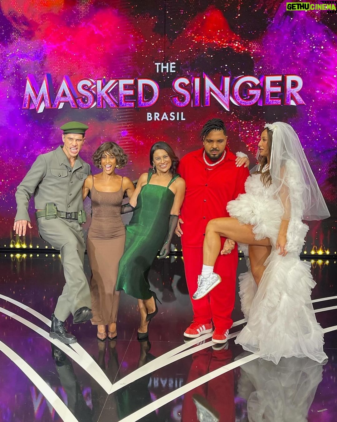 Dira Paes Instagram - Que alegria passar o domingo ao lado de gente tão incrível, me divertindo e ouvindo boa música. Obrigada pelo convite, @ivetesangalo. O @maskedsingerbr de hoje celebrando o cinema foi demais. Quem aqui curtiu também?! 🫶🏾❤️