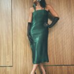 Dira Paes Instagram - Pronta pro meu close-up no @maskedsingerbr, inspirada nas divas do cinema dos anos 50, com esse lindo look do @normandooficial! Domingo vai ao ar minha participação no programa e tá bom demais. Diversão, música, risadas e cinema. O episódio tá repleto de músicas que marcaram produções cinematográficas. Tô chegandoooo, esse fim de semana, após Temperatura Máxima 💚📽️🎞️🎶
