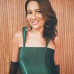 Dira Paes Instagram - Pronta pro meu close-up no @maskedsingerbr, inspirada nas divas do cinema dos anos 50, com esse lindo look do @normandooficial! Domingo vai ao ar minha participação no programa e tá bom demais. Diversão, música, risadas e cinema. O episódio tá repleto de músicas que marcaram produções cinematográficas. Tô chegandoooo, esse fim de semana, após Temperatura Máxima 💚📽️🎞️🎶