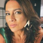 Dira Paes Instagram - Pronta pro meu close-up no @maskedsingerbr, inspirada nas divas do cinema dos anos 50, com esse lindo look do @normandooficial! Domingo vai ao ar minha participação no programa e tá bom demais. Diversão, música, risadas e cinema. O episódio tá repleto de músicas que marcaram produções cinematográficas. Tô chegandoooo, esse fim de semana, após Temperatura Máxima 💚📽️🎞️🎶