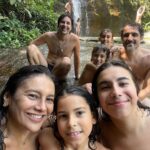 Dira Paes Instagram - Uma das maiores heranças que podemos deixar para nossos filhos, é o respeito, cuidado e amor pela natureza, pelas águas, por cada planta no chão. Sou abençoada com uma família que entende o real significado e importância de valorizar nossas riquezas naturais. Deixem seus filhos pisar no chão, sujar de terra, mergulhar nos rios, banhar nas cachoeiras. Quem se conecta com toda forma de vida, preserva e cuida do futuro. 💚 Floresta da Tijuca