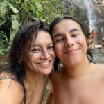 Dira Paes Instagram - Uma das maiores heranças que podemos deixar para nossos filhos, é o respeito, cuidado e amor pela natureza, pelas águas, por cada planta no chão. Sou abençoada com uma família que entende o real significado e importância de valorizar nossas riquezas naturais. Deixem seus filhos pisar no chão, sujar de terra, mergulhar nos rios, banhar nas cachoeiras. Quem se conecta com toda forma de vida, preserva e cuida do futuro. 💚 Floresta da Tijuca