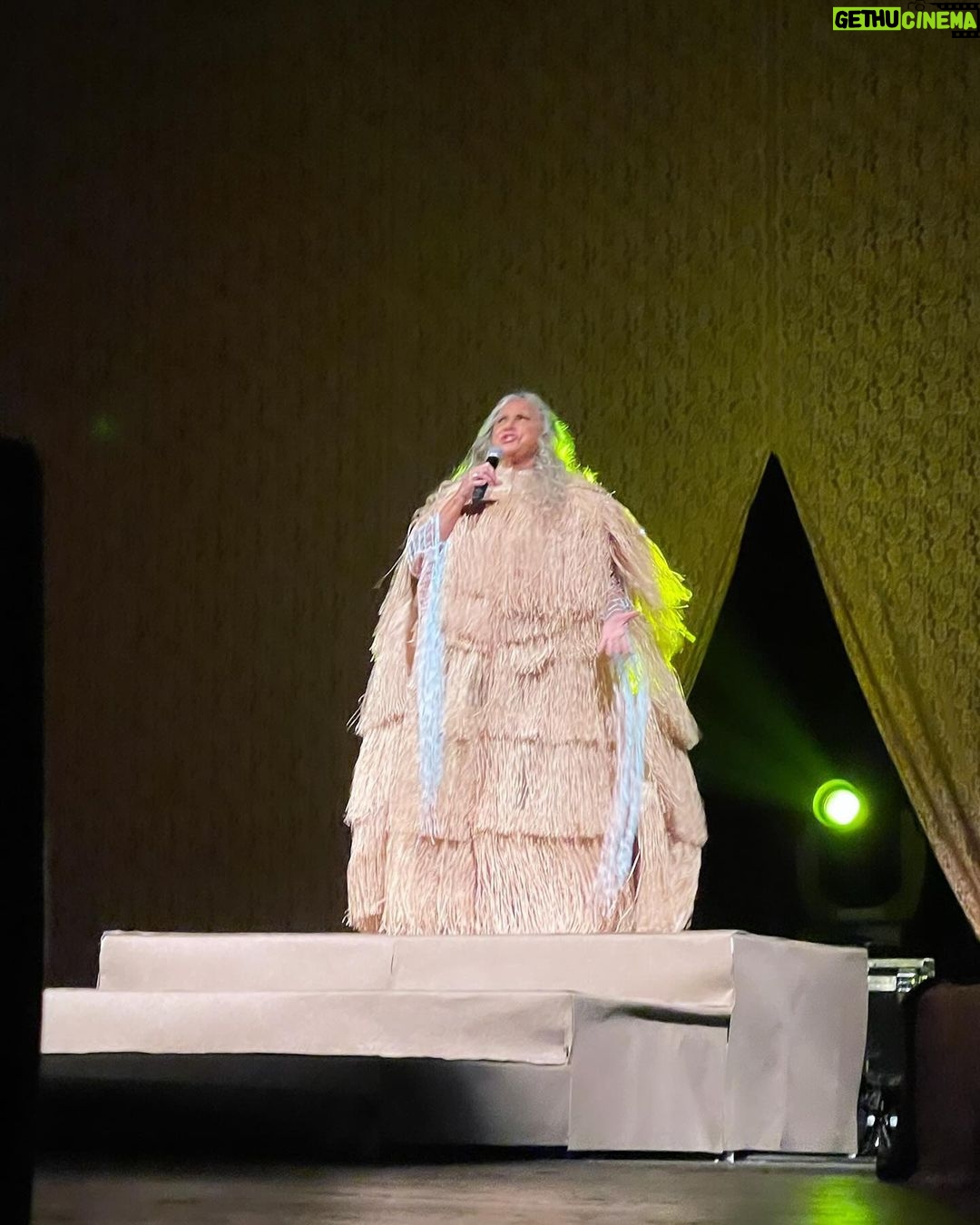 Dira Paes Instagram - Fim de semana de muita arte e amor. Show imperdível da amada @fafadbelem que está em turnê com “A Filha do Brasil”, e a peça irretocável da mana @silviabuarque e @guida_vianna, “A Menina Escorrendo dos Olhos da Mãe”, que está lotando no @teatropoeira. Que sorte a nossa poder celebrar e aplaudir artistas tão especiais que contribuem tanto com seus talentos para entendermos melhor da vida e das nossas emoções, seja na música, seja no teatro. Bravos 👏🏽👏🏽👏🏽👏🏽