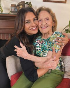Dira Paes Instagram - Fico tão feliz em poder celebrar a vida e obra dessa mulher gigante. Laura Cardoso foi minha primeira mãe na ficção. Quando a vi pela primeira vez no teatro, eu me arrepiei dos pés ao cucuruto da cabeça. Eu nunca tinha sentido isso, foi uma catarse. Hoje ela é minha musa, amiga que eu aperto, eu cheiro e damos muita gargalhada juntas. O @globoplay acabou de lançar “Tributo - Laura Cardoso” no catálogo e tive a honra de visitá-la para um papo cheio de histórias que estão no projeto. Viva, @atrizlauracardoso e toda sua arte. Tem link nos stories pra quem quiser assistir.