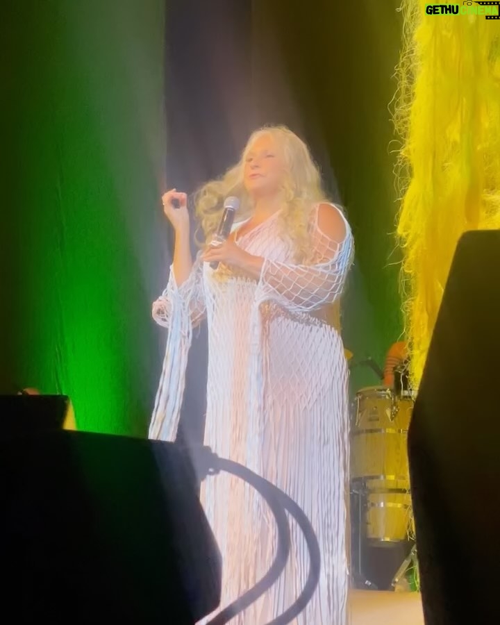 Dira Paes Instagram - Fim de semana de muita arte e amor. Show imperdível da amada @fafadbelem que está em turnê com “A Filha do Brasil”, e a peça irretocável da mana @silviabuarque e @guida_vianna, “A Menina Escorrendo dos Olhos da Mãe”, que está lotando no @teatropoeira. Que sorte a nossa poder celebrar e aplaudir artistas tão especiais que contribuem tanto com seus talentos para entendermos melhor da vida e das nossas emoções, seja na música, seja no teatro. Bravos 👏🏽👏🏽👏🏽👏🏽