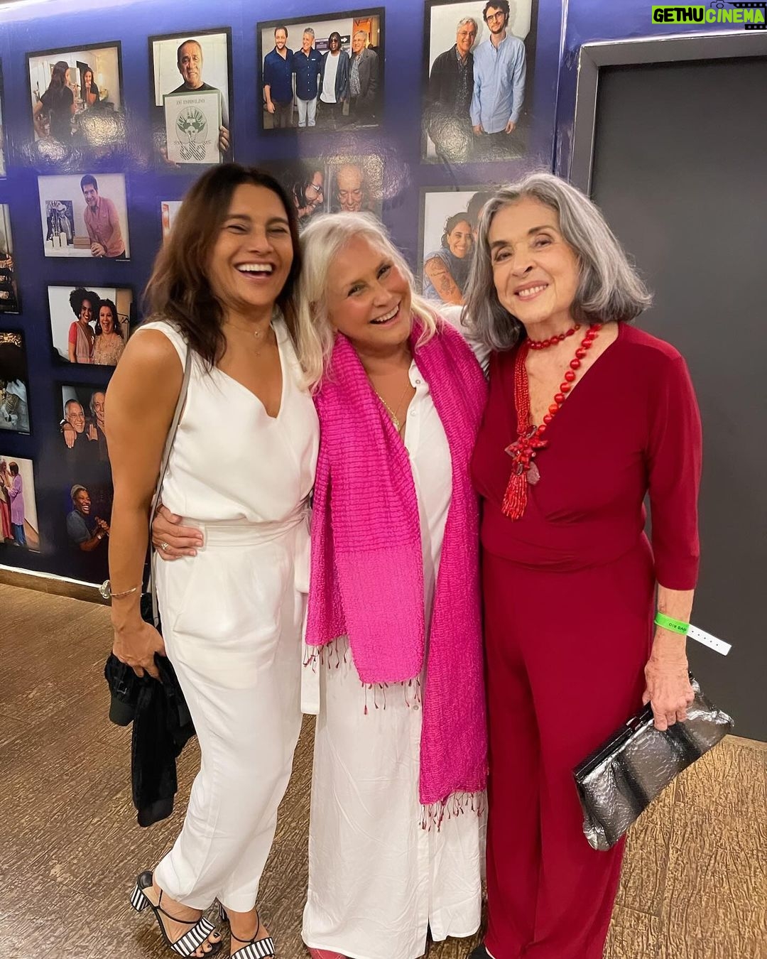 Dira Paes Instagram - Fim de semana de muita arte e amor. Show imperdível da amada @fafadbelem que está em turnê com “A Filha do Brasil”, e a peça irretocável da mana @silviabuarque e @guida_vianna, “A Menina Escorrendo dos Olhos da Mãe”, que está lotando no @teatropoeira. Que sorte a nossa poder celebrar e aplaudir artistas tão especiais que contribuem tanto com seus talentos para entendermos melhor da vida e das nossas emoções, seja na música, seja no teatro. Bravos 👏🏽👏🏽👏🏽👏🏽