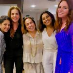 Dira Paes Instagram - Fim de semana de muita arte e amor. Show imperdível da amada @fafadbelem que está em turnê com “A Filha do Brasil”, e a peça irretocável da mana @silviabuarque e @guida_vianna, “A Menina Escorrendo dos Olhos da Mãe”, que está lotando no @teatropoeira. Que sorte a nossa poder celebrar e aplaudir artistas tão especiais que contribuem tanto com seus talentos para entendermos melhor da vida e das nossas emoções, seja na música, seja no teatro. Bravos 👏🏽👏🏽👏🏽👏🏽