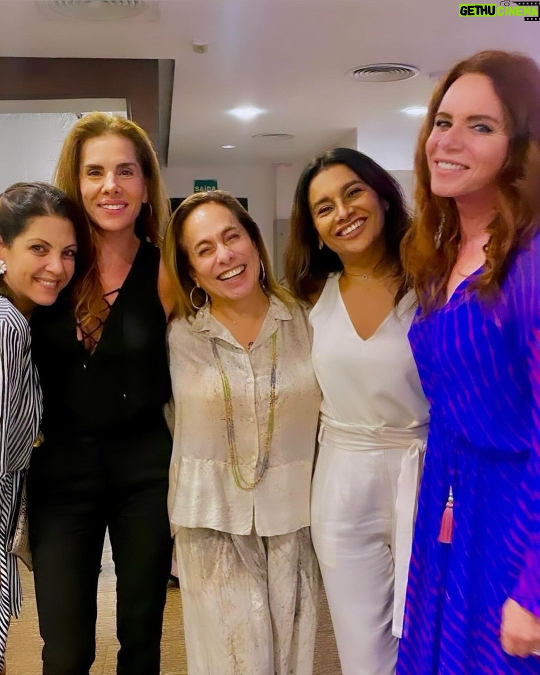 Dira Paes Instagram - Fim de semana de muita arte e amor. Show imperdível da amada @fafadbelem que está em turnê com “A Filha do Brasil”, e a peça irretocável da mana @silviabuarque e @guida_vianna, “A Menina Escorrendo dos Olhos da Mãe”, que está lotando no @teatropoeira. Que sorte a nossa poder celebrar e aplaudir artistas tão especiais que contribuem tanto com seus talentos para entendermos melhor da vida e das nossas emoções, seja na música, seja no teatro. Bravos 👏🏽👏🏽👏🏽👏🏽