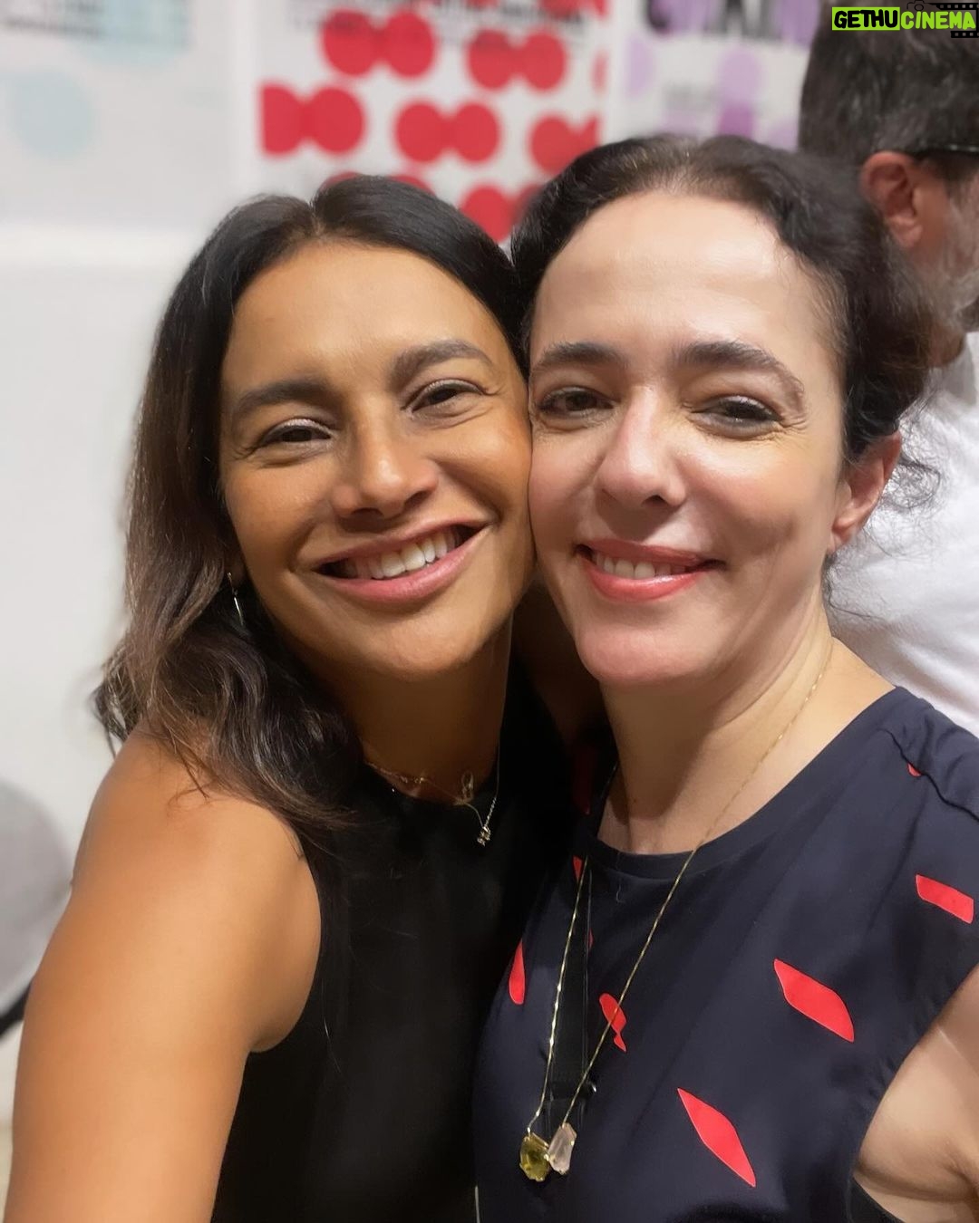Dira Paes Instagram - Fim de semana de muita arte e amor. Show imperdível da amada @fafadbelem que está em turnê com “A Filha do Brasil”, e a peça irretocável da mana @silviabuarque e @guida_vianna, “A Menina Escorrendo dos Olhos da Mãe”, que está lotando no @teatropoeira. Que sorte a nossa poder celebrar e aplaudir artistas tão especiais que contribuem tanto com seus talentos para entendermos melhor da vida e das nossas emoções, seja na música, seja no teatro. Bravos 👏🏽👏🏽👏🏽👏🏽