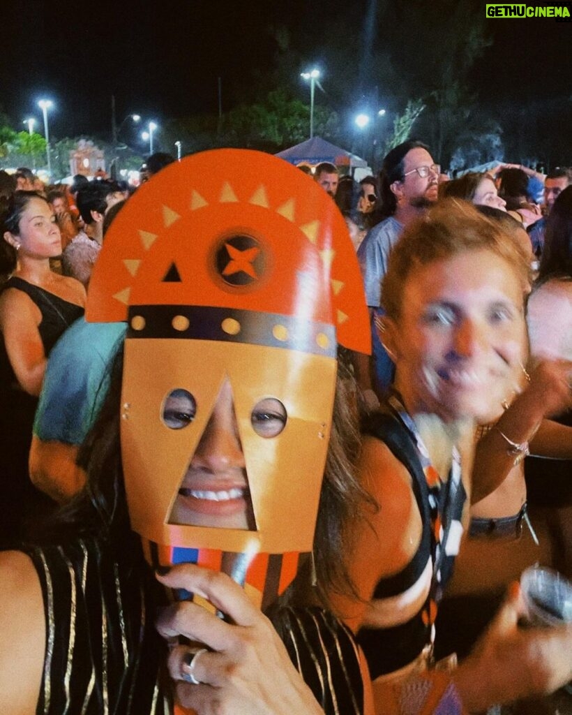 Dira Paes Instagram - Que fim de semana mágico em Salvador, curtindo o @festivalverao, rodeada de amigos, aplaudindo ídolos e dançando junto com essa cidade a chegada do Carnaval. Obrigada pelo convite, @tvglobo e @globoplay ❤️