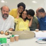 Dira Paes Instagram - Fico muito feliz em compartilhar com vocês que está acontecendo algo lindo por aqui. Quem acompanha @paulovieira.oficial, sabe das histórias hilárias que ele conta sobre seu pai, o Luisão, e o melhor amigo de toda vida, o Pablo. Agora tudo isso e muito mais vai sair das redes sociais e ganhar as telas em “Pablo e Luizão”, série que faço parte, ao lado dos incríveis @ailton_graca_oficial e @otaviomuller_ para o @globoplay / @tvglobo. Bom, é esperar pra ver, rever, sorrir e ficar com aquele quentinho na alma de bons causos desse Brasil, que merecem e precisam ser contados.