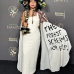 Dira Paes Instagram - Que emoção! "O Território", documentário que conta a história do Povo Uru Eu Wau, filmado em Rondônia, venceu o Emmy Awards 2023 em Los Angeles na categoria "Mérito Excepcional em Documentário". É uma vitória do Brasil, mas principalmente da representatividade dos povos originários, da luta, do ativismo, da urgência de expor ao mundo o que acontece em nosso país. Parabéns a todos os envolvidos. Viva!!!