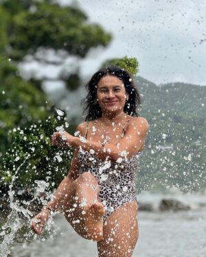 Dira Paes Instagram - Sou fera, sou bicho, sou anjo e sou mulher... De 2024 🙌🏽💚 📸 @baiao.pablo