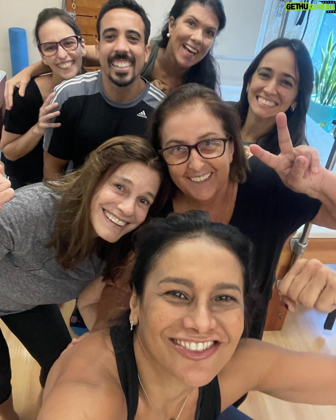 Dira Paes Instagram - Turma boa com fôlego, resistência e autocuidado. Pilates é vida, né, galera?! O corpo não pode parar 🙆🏽 Pilates Bruna Castello