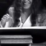 Dira Paes Instagram - Ser ridícula igual cartas de amor na voz dessas duas mulheres incríveis. Cleonice Berardinelli e Maria Bethania em momento Fernando Pessoa. Que sorte a nossa ter isso 🖤