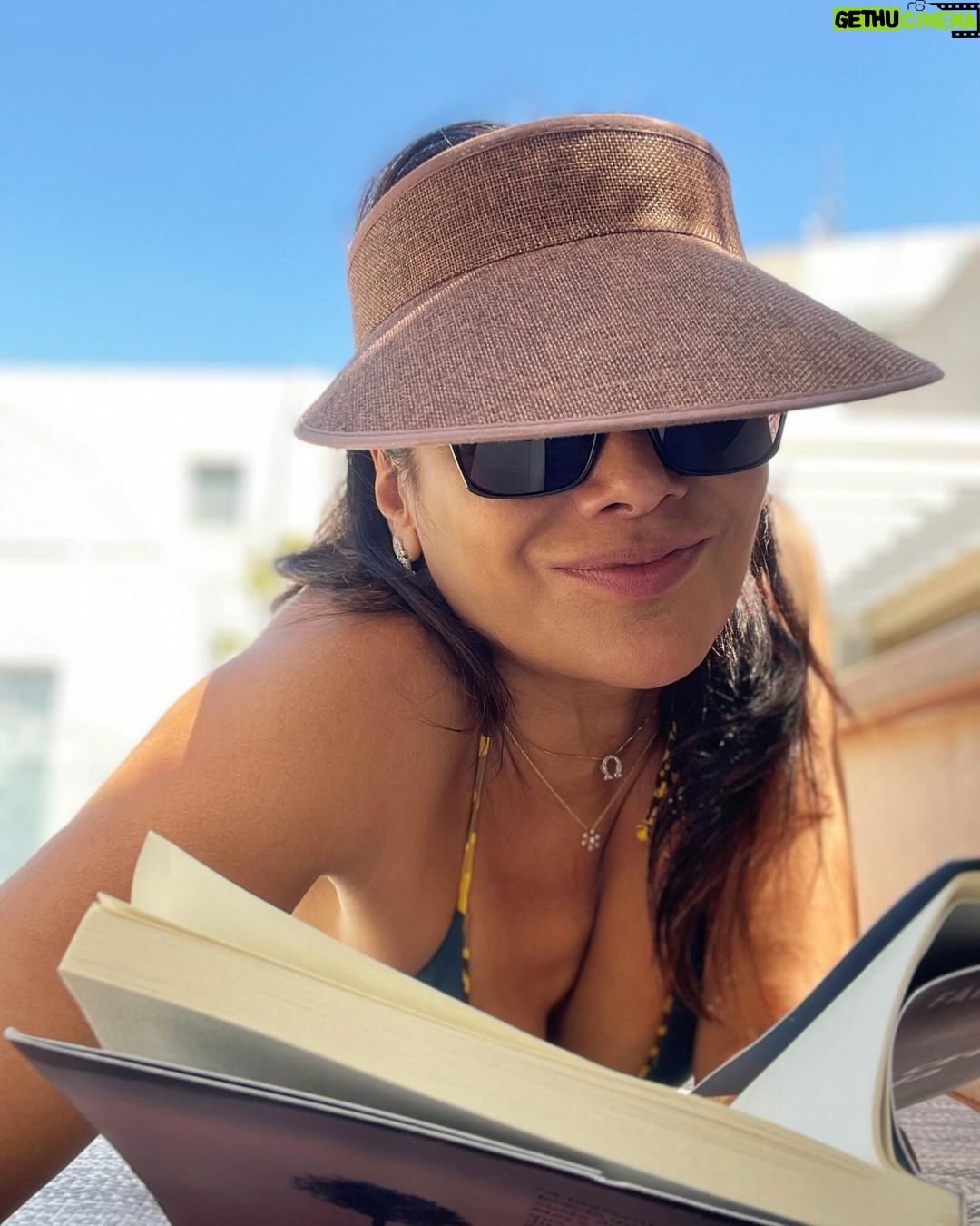 Dira Paes Instagram - Exercitando a mente e o corpo. Tudo ao mesmo tempo agora 📖🙆🏽