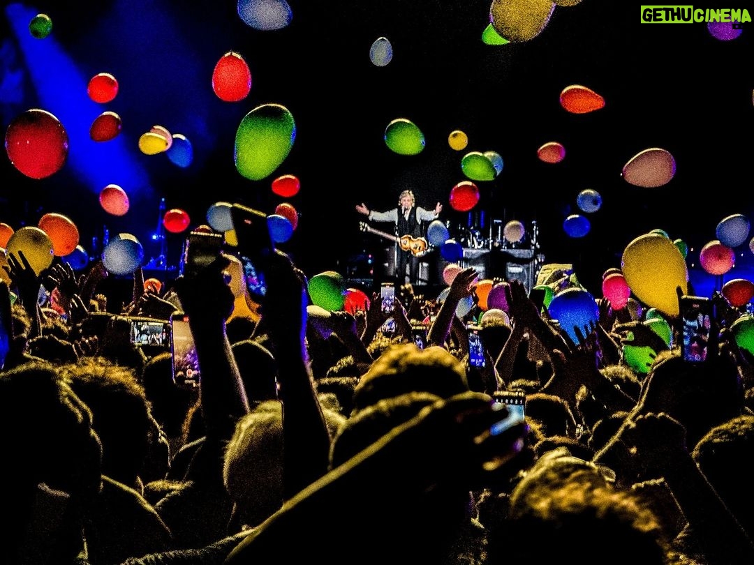 Dira Paes Instagram - Foi uma noite para lá de especial. @paulmccartney é um maestro regendo um Maracanã inteiro, que ao som afinado da plateia, fez subir esse colorido de balões e @baiao.pablo conseguiu fazer essa fotaça 🎈