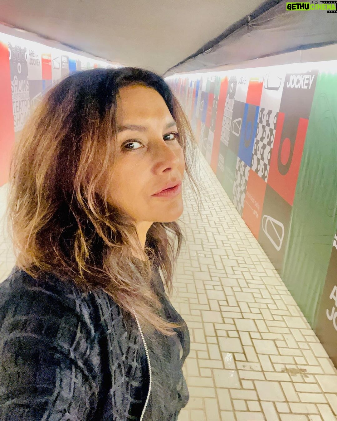 Dira Paes Instagram - Fim de semana na companhia do @neymatogrosso. Como é bom aplaudir seu talento, vitalidade e existência. Que privilégio, obrigada Ney!!! ♥️♥️♥️👏🏾👏🏾👏🏾