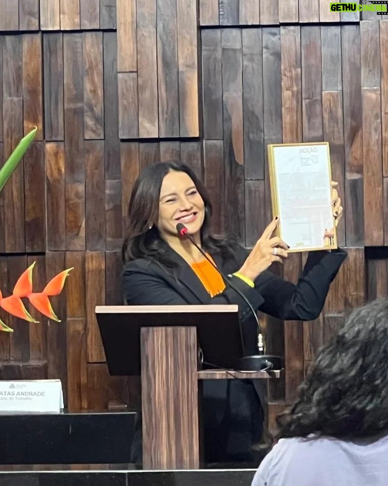 Dira Paes Instagram - Foi lindo e emocionante o evento de celebração pelos 20 anos de atuação do MHud. Um dia inteiro de contato, vivências e proximidade com algumas das pessoas mais nobres na atuação pelos direitos humanos. Estiveram conosco, o assessor especial do Governo Federal e 1° Ministro dos Direitos Humanos Nilmário Miranda; nosso mestre Leonardo Boff e sua esposa e grande ativista Marcia Miranda; Dom José Azcona, bispo do Marajó; Irmã Marie Henriqueta, ambos combatentes incansáveis contra a exploração sexual de jovens e crianças na Ilha de Marajó; Dona Marinete Franco, Deputada Marina Santos, do MST que nos premiou; Dona Maria Joelma, uma mulher de coragem e de liderança de Rondon do Pará, Dona Marinete Franco, Grupo Palco da Vida e tantos outros nomes que estão na linha de frente contra a violação dos direitos humanos no Brasil. Celebrar os 20 anos do @movimentohumanospordireitos é celebrar também tantas outras vidas que foram beneficiadas pelos direitos da natureza e dos homens. Que um dia a gente não precise gritar tanto para sermos ouvidos, mas até lá, seguimos juntas e juntos na atuação pela dignidade humana. Obrigada a todos os nossos integrantes e amigos do MHuD.