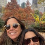 Dira Paes Instagram - #tbt recente de uma tarde passeando pela bela paisagem de outono do Central Park com a companhia maravilhosa da minha amiga @betarichard. E como sempre, não resisto às diversas folhas secas e as sempre trago no meio dos livros 🍂🍁