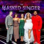 Dira Paes Instagram - Vem se divertir com a gente no @maskedsingerbr de hoje. O programa homenageia clássicos do cinema e amei participar disso tudo. E aí? Quais seus palpites para quem serão os mascarados? Hoje, após #TemperaturaMaxima. 👺🎞️🎥