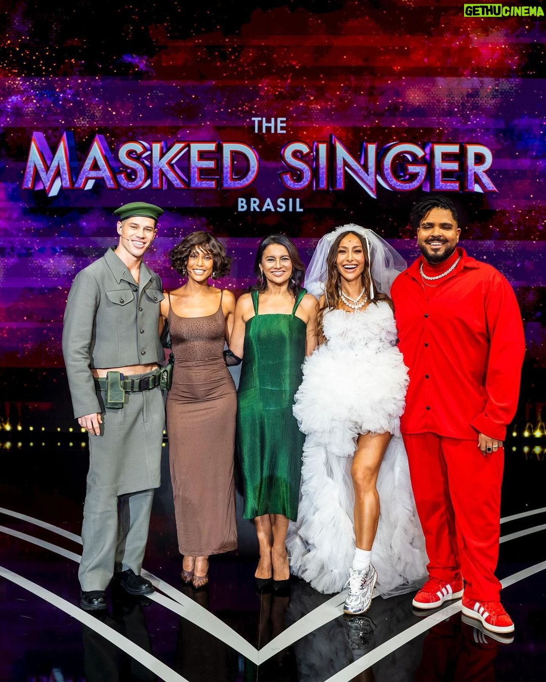 Dira Paes Instagram - Vem se divertir com a gente no @maskedsingerbr de hoje. O programa homenageia clássicos do cinema e amei participar disso tudo. E aí? Quais seus palpites para quem serão os mascarados? Hoje, após #TemperaturaMaxima. 👺🎞️🎥