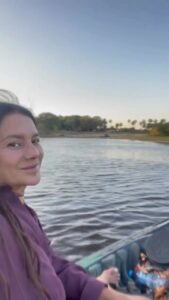 Dira Paes Instagram - O tempo passa veloz como um trem... Há um ano estávamos terminando #Pantanal e sempre me emociono quando vejo esse vídeo. Quantas lembranças maravilhosas. Hoje, acabei de chegar a NY para participar do Emmy Internacional 2023, onde nossa novela concorre ao prêmio de Melhor Novela do Mundo. Tô muito feliz. Me sinto muito privilegiada de poder viver esse momento e estar aqui representando todos os meus amigos desse elenco que eu amo, toda essa equipe maravilhosa que fez #Pantanal com muito carinho e parabenizar a todos por esse projeto que de certa maneira já é premiado por estar entre as novelas finalistas. Quero todo mundo torcendo com a gente na segunda-feira durante na cerimônia.