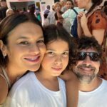 Dira Paes Instagram - O que mais me impressionou na Feira Literária do Martin, foi essa criatividade com a tecnologia mecânica, da vida, do manual, da sabedoria da oralidade. Ver a criatividade das crianças representadas nos trabalhos da escola, nos remete a um aprendizado humanista. Foi muito lindo de ver como esses pequenos ainda estão conectados com o que existe de mais humano na gente, no uso dos reciclados, que é algo que precisa realmente fazer parte do dia a dia. Ressignificar materiais do nosso cotidiano. Parabéns para a escola, para o Martin e todos os seus coleguinhas.