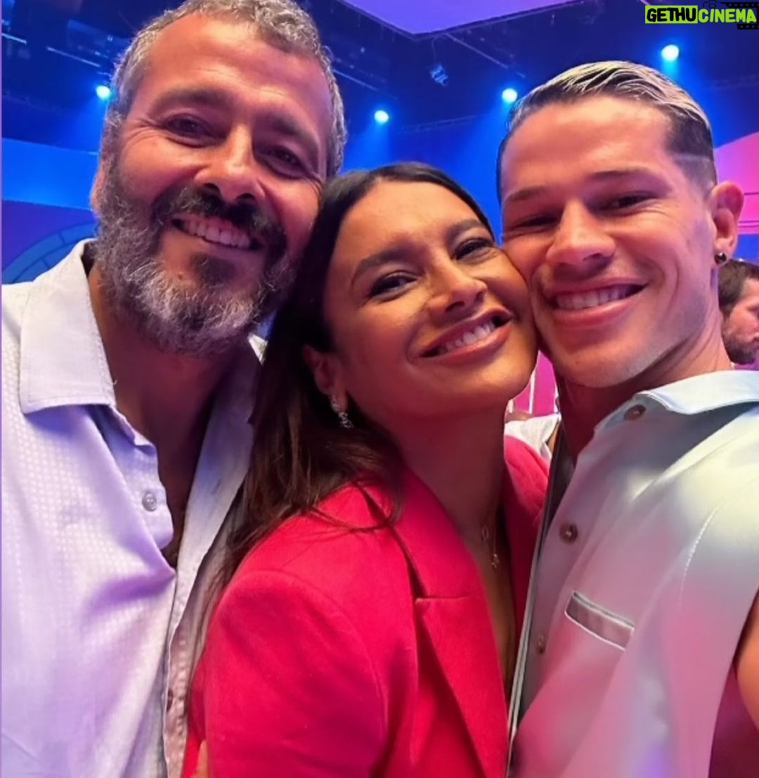 Dira Paes Instagram - Família quando se encontra já gruda as bochechas ♥️♥️ Matando as saudades de @marcospalmeiraoficial e @joseloreto no especial de fim de ano da @tvglobo #Pantanal #novelapantanalnoemmyinternacional #pantalovers Projac - Central Globo de Producao - Rio de Janeiro