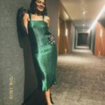 Dira Paes Instagram - Pronta pro meu close-up no @maskedsingerbr, inspirada nas divas do cinema dos anos 50, com esse lindo look do @normandooficial! Domingo vai ao ar minha participação no programa e tá bom demais. Diversão, música, risadas e cinema. O episódio tá repleto de músicas que marcaram produções cinematográficas. Tô chegandoooo, esse fim de semana, após Temperatura Máxima 💚📽️🎞️🎶
