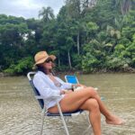 Dira Paes Instagram - Desacelerar, contemplar, deixar o pé mergulhado na água, sentir o vento e o tempo passar. Na melhor companhia. ❤️