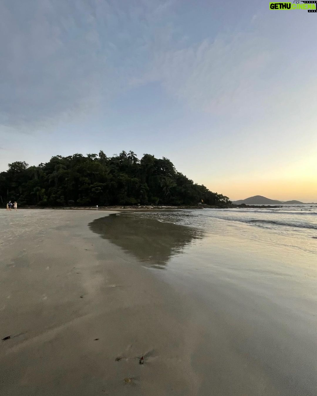 Dira Paes Instagram - Desacelerar, contemplar, deixar o pé mergulhado na água, sentir o vento e o tempo passar. Na melhor companhia. ❤️